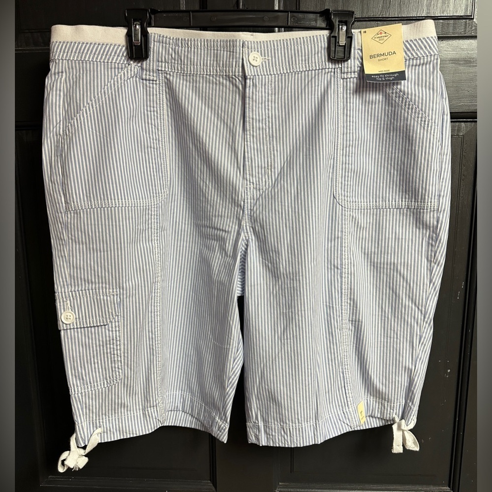 NWT St John’s Bay Lightweight Bermuda Shorts Blue & White Stripe Women’s Size 18